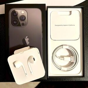 Apple iPhone 13 Pro C Apple Earbuds Fast Charger Box NO PHONE